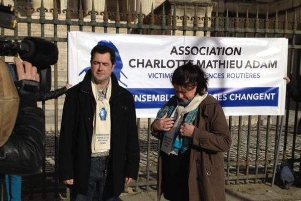 Les parents de Charlotte Landais devant la cour d'appel de Montpellier