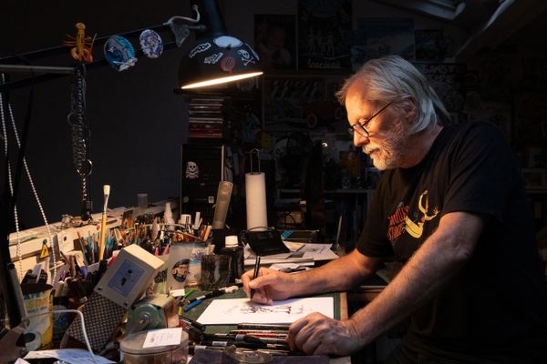 Frank Margerin, dans son studio, en trian de dessiner l'un de ses personnages phares : Lucien