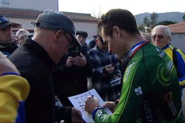 Le Français Thomas Voeckler a été sollicité par ses nombreux supporters au départ d'Argelès-sur-Mer.