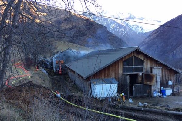 La grange entièrement détruite par le feu jouxtait une bergerie avec plus de 400 brebis à Orcières.