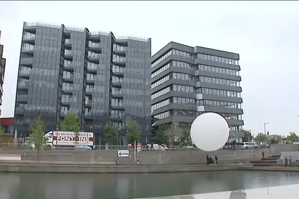 Le bâtiment central (Minami) : 32 appartements traversants avec vue sur la darse.