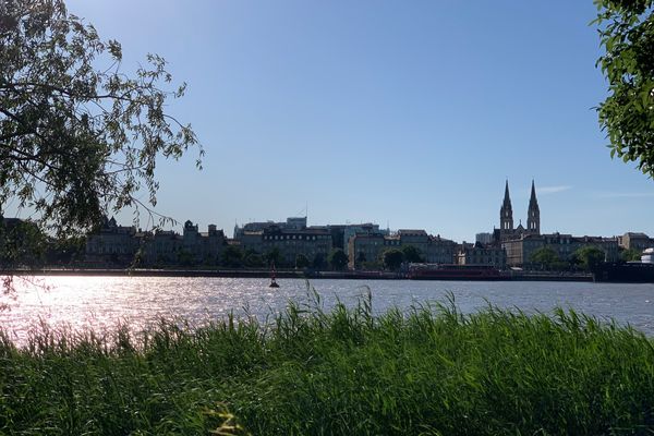 C'est depuis la rive droite et son côté quasi champêtre que l'on a la plus belle vue sur la façade architecturale remarquable de Bordeaux.