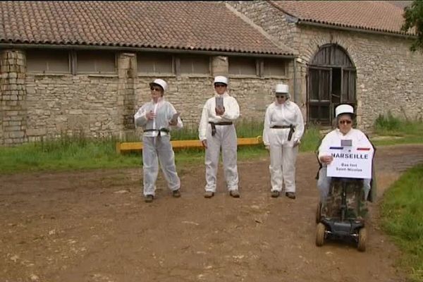 Les militants du Larzac déguisés en légionnaires pour protester contre l'arrivée de 1200 militaires de la légion étrangère sur le plateau