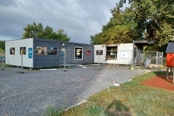 La maison municipale de Raba porte les stigmates de l'incendie