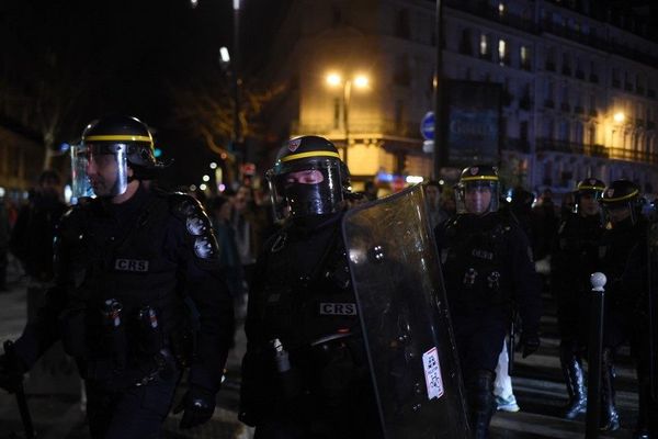 Hier soir des manifestants se sont regroupés devant le théâtre des Bouffes du Nord à Paris, où le président de la République assistait à une représentation.