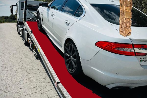 La voiture flashée à 154 km/h au lieu de 90. Le "tapis rouge" (photo truquée) a été sorti pour l'occasion.