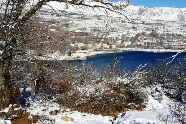 ILLUSTRATION - Le lac de Calacuccia sous la neige (Haute-Corse).