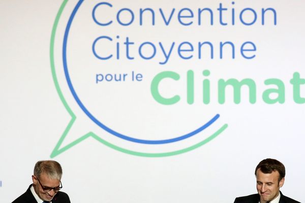 Le président de la République, Emmanuel Macron, accompagné par Patrick Bernasconi, président du Conseil Économique, Social et Environnemental, (CESE) le 10 janvier 2020 lors d'une session de la Convention citoyenne pour le climat.