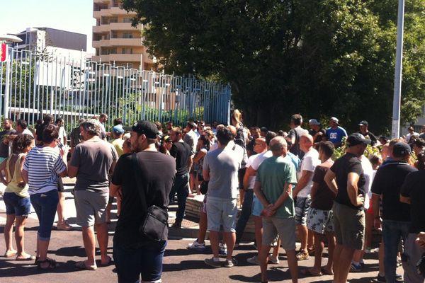 Des centaines de personnes se sont réunies devant la préfecture de Haute-Corse, dimanche 14 août en milieu de journée, en soutien aux Corses de Sisco blessés dans une rixe survenue samedi 13 août.