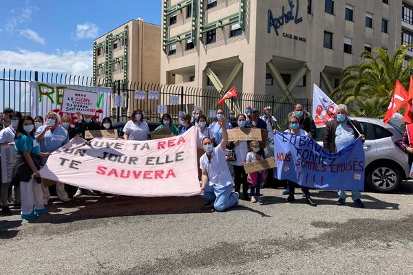 Les services de réanimation ont manifesté ce mardi 11 mai devant l'hôpital l'Archet 2 à Nice