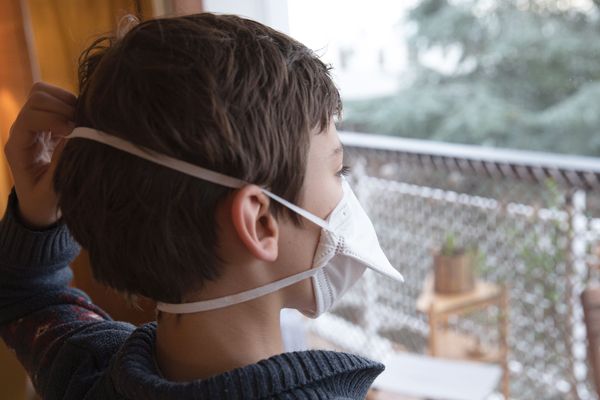  Illustration d'un enfant avec un masque de protection contre le coronavirus 