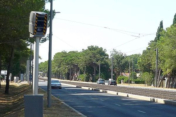 Lattes (Hérault) - un nouveau radar fixe vitesse, avenue Georges Frêche. Il flashera dans le sens de circulation Montpellier-Lattes - octobre 2015