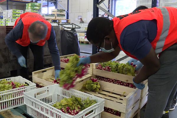 Les associations qui viennent en aide aux plus démunis s'attendent à un hiver plus difficile encore à cause de la crise sanitaire.