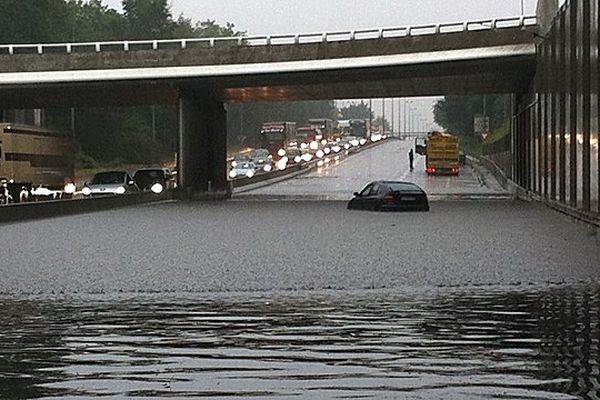 Une voiture bloquée dans les inondations de la SUD III