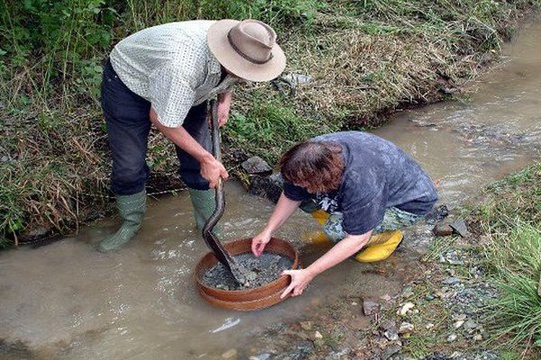 Les bénévoles enseignent les techniques ancestrales d'orpaillage