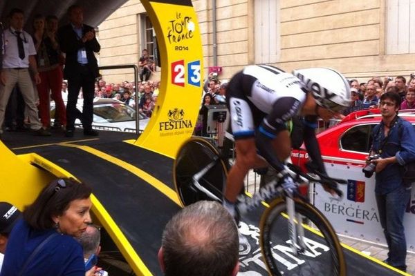 Marcel Kittel 1er porteur du maillot jaune du Tour de France 2014 s'élance pour le contre-la-montre