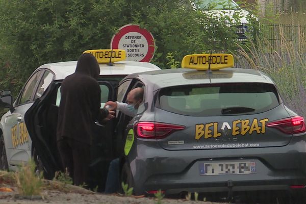 Juin 2021- Deux voitures d'auto-école et distribution de gel hydroalcoolique sur les mains avant le début d'un cours à Evreux.
