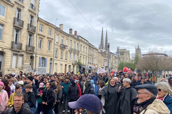 Le cortège à Bordeaux ce jeudi 13 avril 2023 défile dans le centre-ville. Des feux de poubelles sont allumés par des individus masqués depuis 14 heures.