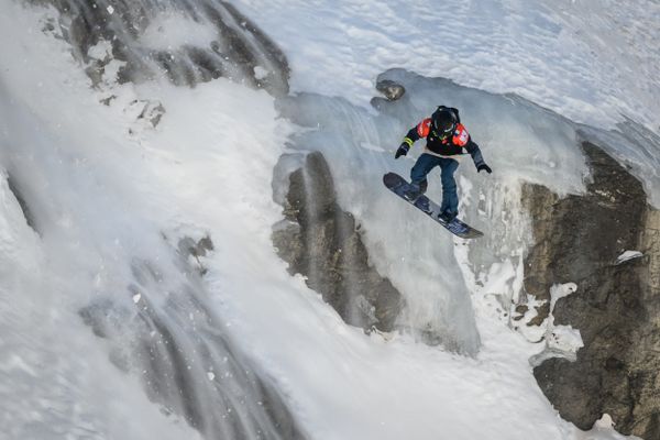 Ludovic Guillot-Diat, ici en mars 2022 à Verbier (Suisse), a été sacré champion du monde FWT en snowboard, en 2023.