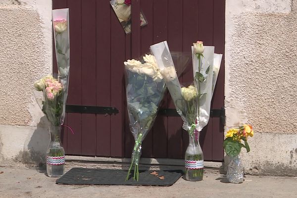 Des fleurs déposées à Monéteau (Yonne) en hommage à la jeune femme de 32 ans tuée vendredi 11 juin.