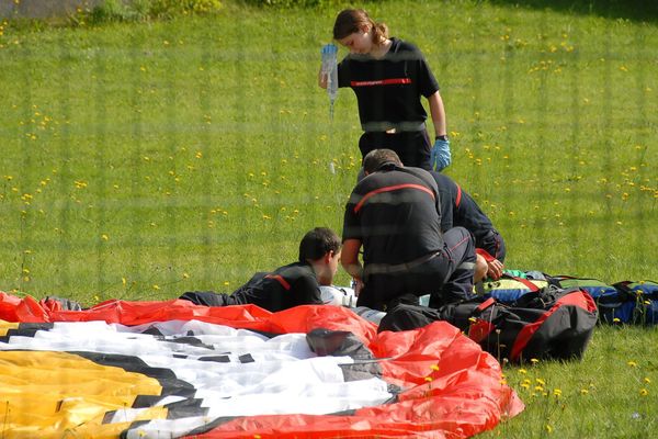 Sa voile se ferme en plein vol, un parapentiste a fait une chute de plusieurs dizaines de mètres. Il a été évacué par hélicoptère dans un état grave.