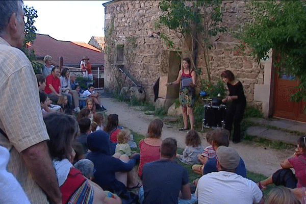 Des scènes improvisées aux 4 coins du village.