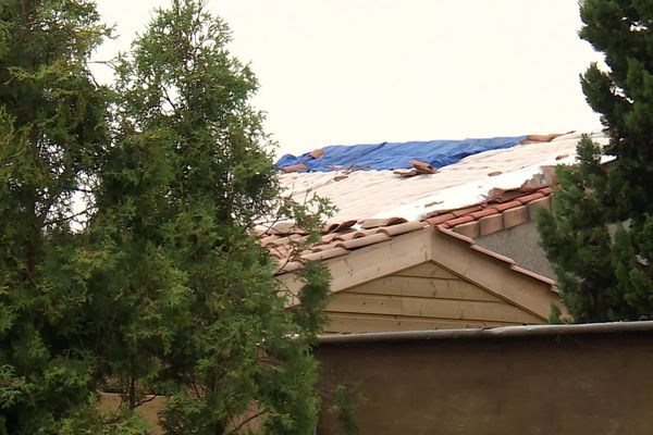 Une toiture de maison du Taillan-Médoc, endommagée par les chutes de grêlons lundi 20 juin 2022.