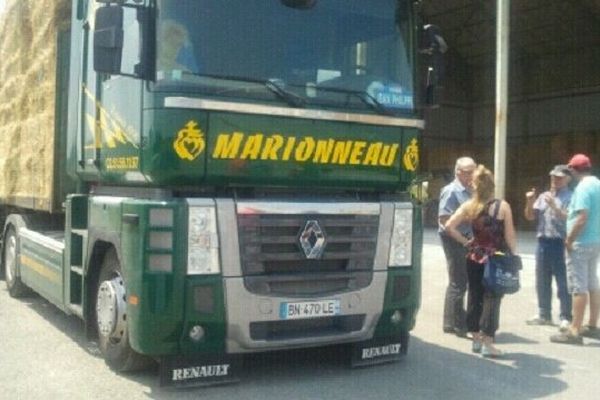 Un premier camion de foin de Vendée stocké à Ibos avant d'être distribué dans le département