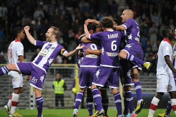 Les Toulousains achèvent le Losc au Stadium avec un 4eme but à la 89eme minute et félicitent Eden Ben Basat  qui l'a marqué.