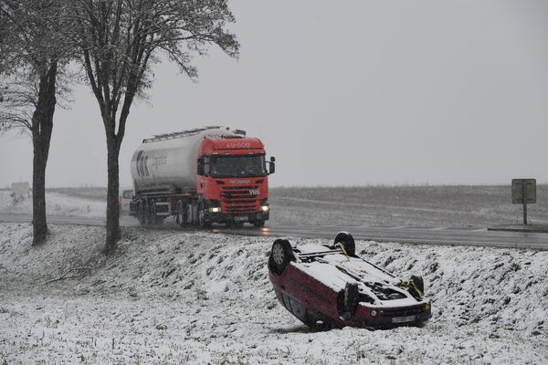 Une voiture accidentée le long de la route D1075, près de Bourg-en-Bresse, en janvier 2019.