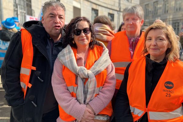 Gisèle (au centre), agent de la fonction publique territoriale et manifestante