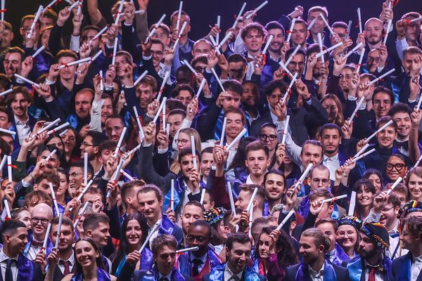 Le 18 novembre 2023, 621 nouveaux étudiants ingénieurs et masters célèbrent leur diplôme à l'Université de Technologie de Belfort-Montbéliard.