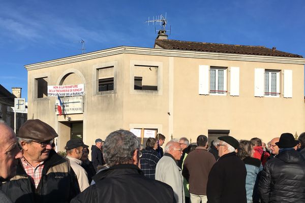 Une soixantaine de manifestants ce matin devant la trésorerie de Gençay (Vienne), programmée pour une fermeture au 31 décembre. 