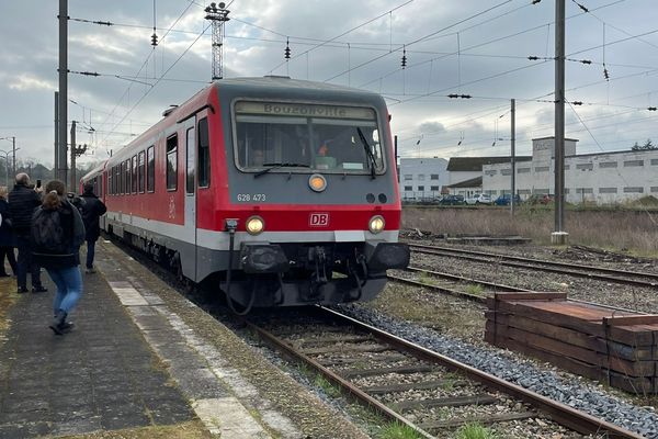 Le train du vendredi saint, relie Dillingen en Sarre à Bouzonville en Moselle.