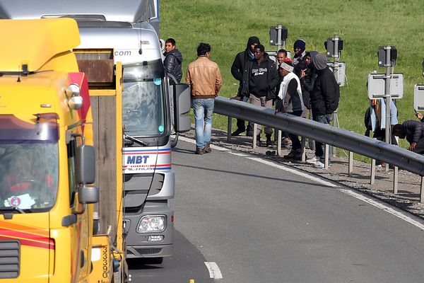 Les migrants tentent régulièrement de ralentir les camions afin de tenter d'y embarquer