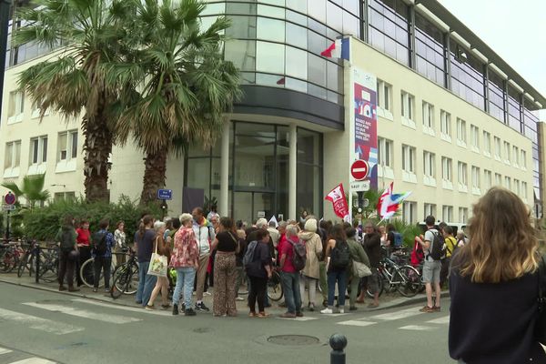 Vendredi 12 juillet, salariés du Planning familial de la Gironde et militants ont manifesté devant l'Agence Régionale de Santé.