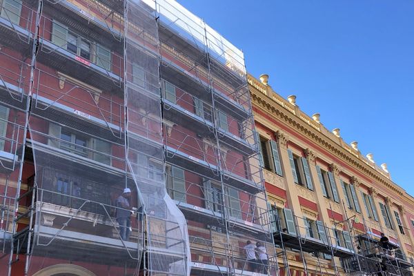 Les façades de la place Masséna sont en cours de ravalement. 