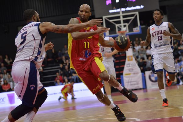 Derrick Byars contre l'Étoile de Charleville-Mézières, en avril 2016.