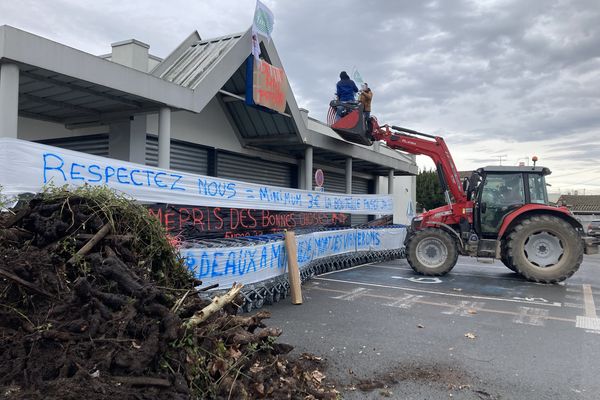 Une trentaine de viticulteurs ont déversé du vieux foin et des vignes mortes devant le magasin Lidl de Coutras, en Gironde.