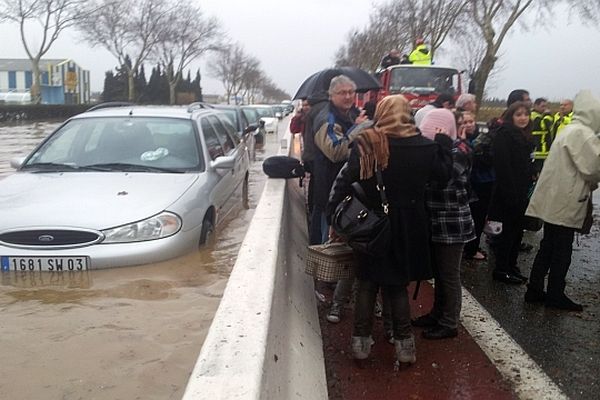 Perpignan - la pénétrante à 4 voies bloquée à cause des inondations - 6 mars 2013.