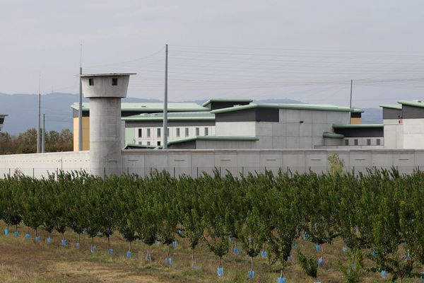 Dans la nuit du 31 janvier au 1er février 2020, un détenu du centre pénitentiaire de Valence (Drôme) a asséné plusieurs coups de fourchette à son codétenu et mis le feu à leur cellule. Le syndicat UFAP UNSA Justice renouvelle sa demande de structures adaptées pour les détenus psychotiques. 