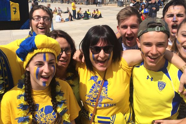 Petit à petit, la place de Jaude, à Clermont-Ferrand, prend des couleurs... en jaune et bleu. A 20H45, la finale de Top 14 sera retransmise sur écran géant. Plus de 30.000 personnes sont attendues.