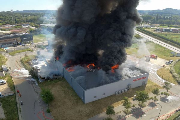 Saint-Laurent-des-Arbres (Gard) - le magasin Monsieur Bricolage en feu - 4 juin 2024.