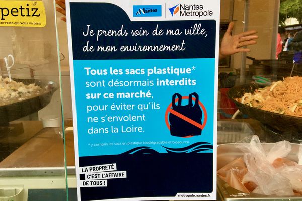 Les sacs en plastique sont bannis au marche de la Petite Hollande depuis ce samedi 18 septembre 2021 à Nantes