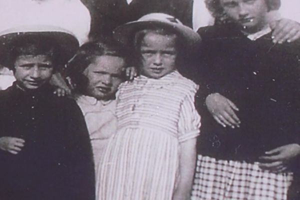 Janine Picard avait 6 ans le 9 juin 44. Tôt ce matin-là, comme 3000 hommes, son père accordéoniste, est raflé sous ses yeux.