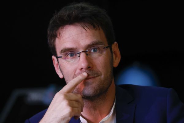 Nicolas Mayer-Rossignol défend aujourd'hui la candidature d'Olivier Faure, l'actuel secrétaire du Parti Socialiste. Malgré leurs différends dans le passé (les deux hommes étaient opposés dans une élection interne pour la tête du parti), ils font aujourd'hui front commun pour placer un Premier ministre de gauche.