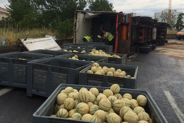 Le camion s'est couché dans la bretelle de Purpan