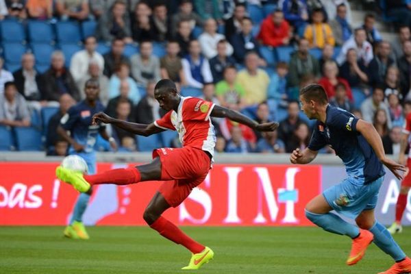 Le Havre- Créteil, le cristollien Christophe DIEDHIOU devance le havrais Mickael LE BIHAN le vendredi 29 août 2014.