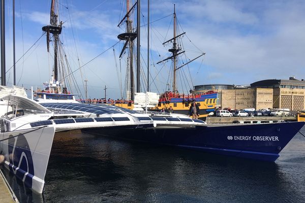 "L'Energy Observer" à quai à Saint-Malo, ce lundi, attendant des conditions météo moins musclées pour entamer sa nouvelle expédition.