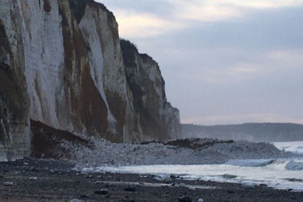 La falaise s'est écroulée sur la plage de Dieppe.